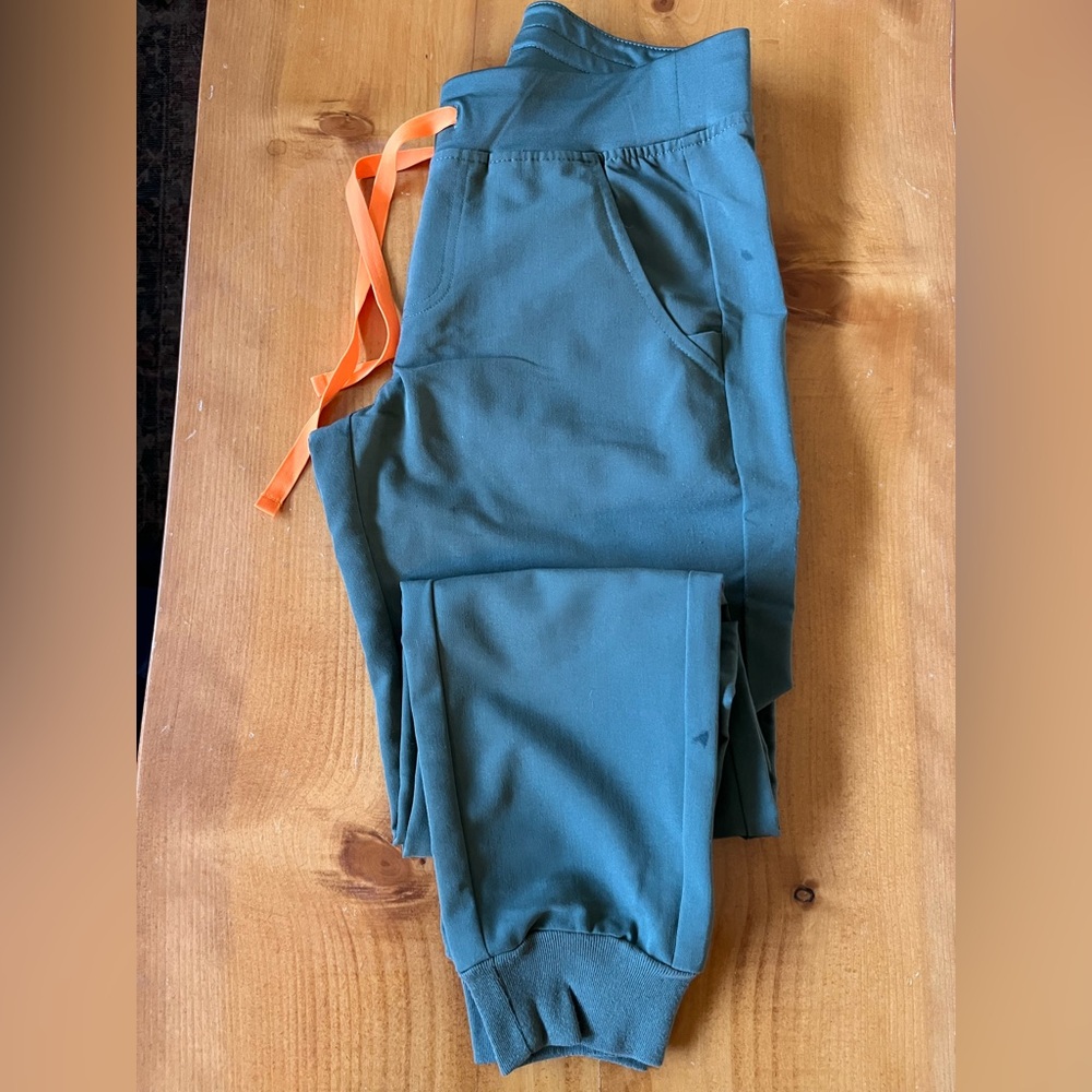 Figs Women's Green Scrub bottoms